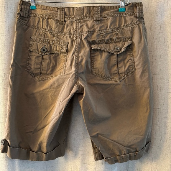 Calvin Klein Women’s Size 10 Cargo Cuffed Shorts. Brown with 2 front buttons. - Picture 3 of 6